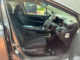 足元広々でロングドライブも疲れにくいシートです(^^)v 運転席・助手席にはシートヒーター付きなので、冬の寒い運転も快適です(^O^)
