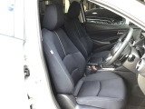 ドライバーが心に余裕をもって運転に集中できること、助手席や後席からもすっきりと前を見通せる空間の起点となり、全員が安心してドライブを楽しめることをモットーにシンプルなレイアウトとなっています。
