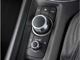 マツダコネクトを手元で操作するコマンダーコントロールはスイッチ類も大きく操作しやすく作られています。