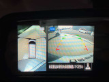 前後左右4つのカメラで、上から見たような映像をお届け、駐車時も安心、アラウンドビューモニター付(肉眼では確認し辛い左前の映像に切り替えることも可能です)。