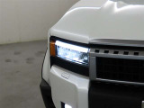 精悍な目つきのLEDヘッドランプを装備しております。