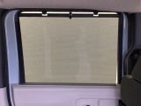 【ロールサンシェイド】は太陽光を防ぐので冷房の効きを良くする効果もあります。エアコンを控えめにすれば燃費向上も見込めます。