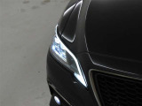 精悍な目つきのLEDヘッドランプを装備しております。