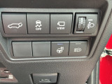 横滑りを抑制し車の姿勢の安定を図る機能、ステアリングホイールヒーターを搭載。運転席とリアゲート本体に開閉スイッチを装備し、とても便利な電動リアゲート!