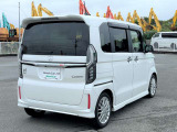 スポーティー&スタイリッシュな印象を放つ大型テールスポイラー。