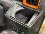 運転席側掘り込み式カップホルダー