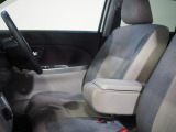 運転席にはアームレストが備わっています。