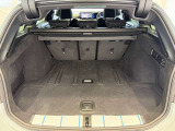 BMWではスペアタイヤが非搭載となるため、スペースは拡大されており、収納スペースとして利用可能。トランクの下にも収納スペースがあり、意外と役に立つスペースでございます。
