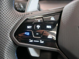 ◆クルーズコントロールにレーダーセンサーを組み合わせ、先行車を測定し設定されたスピードを上限に自動で加減速を行います。一定の車間距離を維持することで、長距離走行でのドライバーの疲労を低減させます。
