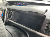 運転席の前にも収納スペースがあります!