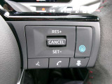 プロパイロット。高速道路の運転で、アクセル、ブレーキ、ステアリングをクルマがアシスト。ドライバーの負担を軽減します。