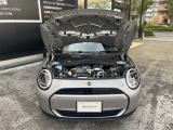 納車前に360度の点検を行います。本国ドイツと同じ研修を受けた優秀なメカニックが点検致します。その中でも狭き門のMINIマイスターは日本でも少数。弊社には熟練のMINIマイスターが在籍しております。
