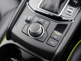 ナビ&オーディオ操作ダイヤル「コントロールコマンダー」は自然と手の触れる位置に配置されています。目線を外すことなく手元で操作できます。また、パーキングブレーキは電動式となっております。