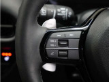 ハンドルにオーディオ操作用スイッチを備え、手を放さずに操作可能。安全性と利便性を両立しています。