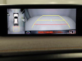パノラミックビューモニターを装備。駐車場や交差点でクルマを真上から見るように周囲を確認できます。機能の詳細は販売店スタッフまでおたずねください。