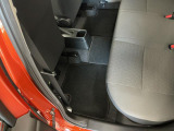 しっかりと汚れ、砂ぼこりを落とし足元まで清潔な車内空間を作り上げております♪
