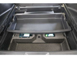 ラゲージスペースの床下には収納スペースがあります。トレイはスライドできるので下の荷物も取り出しやすいですよ。プラスチック素材なので汚れても掃除しやすく、背の高い荷物を積み込む時にも便利です。