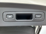 運転席とリアゲート本体に開閉スイッチを装備し、とても便利な電動リアゲート!