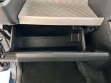 開閉がスムーズなダンパー付きのグローブボックスになります。
