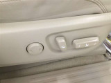 パワーシート搭載。微妙な調整が手軽にでき、最適なポジションで運転することが可能です。