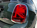テールライトです。走行中後方車両から視認性の高いLEDイルミネーションが特徴です。デザイン性が高い部分の一つとなっております。