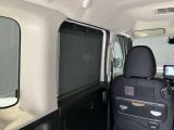 ロール式シェードが出てきます!車内の温度を安定して保てます♪強い日差しもシャツトダウンしてくれます☆