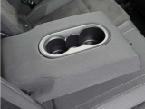 後席にもアームレストとドリンクホルダーを備え、ゆったりとした移動時間を支えます。
