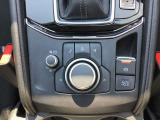 コマンダーコントロール。スイッチを探すことなく自然に手を下した位置に配置。手元を見ることなく、各種操作が行えます。
