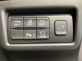 運転席脇のクラスタースイッチ部分にはカメラ切り替えスイッチ、パーキングセンサー、その他走行系スイッチを集中配置しております。