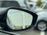 ブラインドスポットモニタリングを装備しています!走行中、斜め後ろに車両の存在を検知すると、その方向のドアミラー鏡面上にマークを表示しお知らせします。