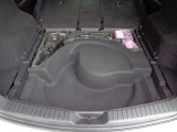 ラゲッジフロア下にサブトランクを備えています。散らかりがちな洗車道具や小物をすっきり整理して収納できるため、荷室を広く保ちやすく、日常の買い物から旅行まで幅広く活躍する実用的な設計です。
