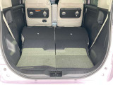 リヤシートを全て倒せばさらに荷物が積めますよ。