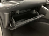 何かと便利なグローブボックス。メンテナンスノートや車検証、ちょっとしたメモと筆記用具等を入れておくとあればもしもの時にも便利ですね。