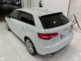 鮮やかなテールランプと一目でAudiとわかる後ろ姿です!