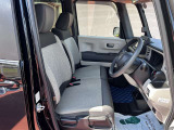 [フロントシート]インパネにシフトが付いているので足元広々!運転席から助手席の移動も楽々♪どちらからでも乗り降り出来るので、狭い場所の乗り降りも楽ちんですよ♪