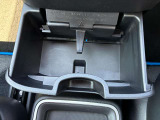 運転席の手の届く場所には引き出し式のドリンクホルダーがございます(^^) ドライブ中の水分補給もバッチリです♪