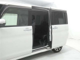 【両側パワースライドドア】両側パワースライドドア付きだから、狭い駐車スペースなどでの 乗り降りラクラク!小さなお子さまのいるご家庭には嬉しい装備。