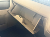 【グローブボックス】ティッシュや車検証入れに。