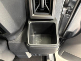 【運転席ドリンクホルダー】