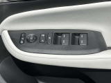 運転席側ドアの、インナードアハンドルとウィンドウなどの操作スイッチ類です。