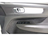 安全性を重視するVOLVOなら、パワーウインドースイッチも、直視せずに感覚で操作が可能です。