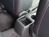 運転席や助手席の近くに小物やドリンクを整理できる収納スペースを備えています。スマートフォンなどの小物をすっきり収められるため、車内を綺麗に保ちやすく、日常のドライブで重宝する使い勝手の良さです。