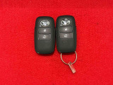 キーフリーシステム 電子カードキーを携帯していれば、ドアハンドルやバックドアのスイッチを押すだけでドアの施錠と解錠が行えます!鍵を出す手間なく開閉ラクラク♪♪