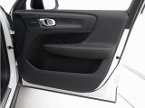 運転席ドアの全景です。キャビンを彩るすべてのものに、機能を形にした美しさが備わっています。