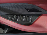 BMWはドアが分厚いです。衝突によりドアがつぶれてしまった場合にも外からいち早くドアを開けれるよう考えられています。数十秒の救出の遅れが命につながりかねない場合、こういった配慮が重要なポイントです。