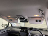 サンバイザーは運転席・助手席バニティーミラー、照明付きです!真ん中にはサングラスなどを収納できるケース付!