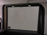 後席にお乗りの方が眩しくないように日差しを軽減する格納式リヤドアサンシェードが付いてます