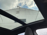 【電動パノラマルーフ】BMWのパノラマルーフは開閉が目的でなく、ルーフと一体感のある構造によって、より解放感を実現しているのが特徴です。