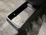 ティッシュ箱もぴったり収まるセンターフロアトレイ