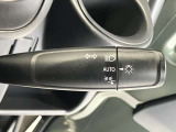 車外の明るさに応じでライトを点灯、消灯してくれるオートライト機能です☆お天気の良い昼間のトンネル走行などオートにしてると便利で安心です☆エンジン停止時にライトの消し忘れも無くなります☆